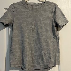 LULULEMON T-SHIRT GREY CAMO SIZE 6